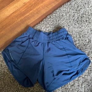 lulu lemon 2.5 hotty hot navy blue shorts size 2